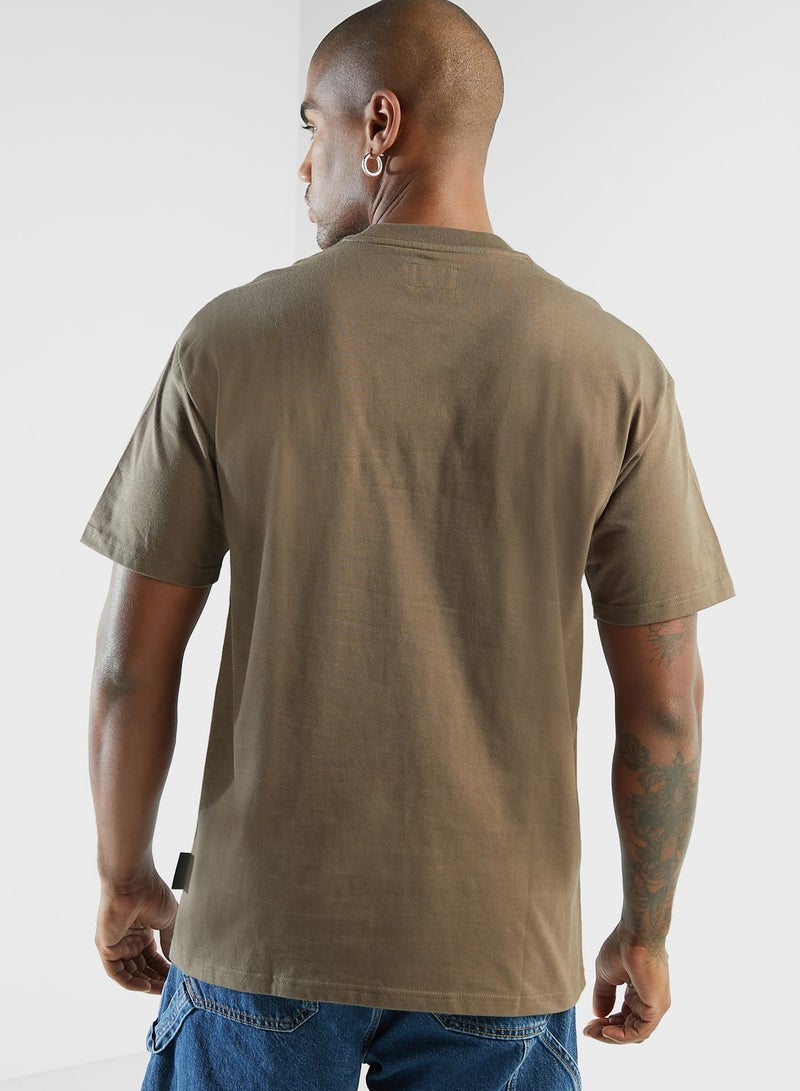 إيسو تيشيرت مزين بشارات - Image 2