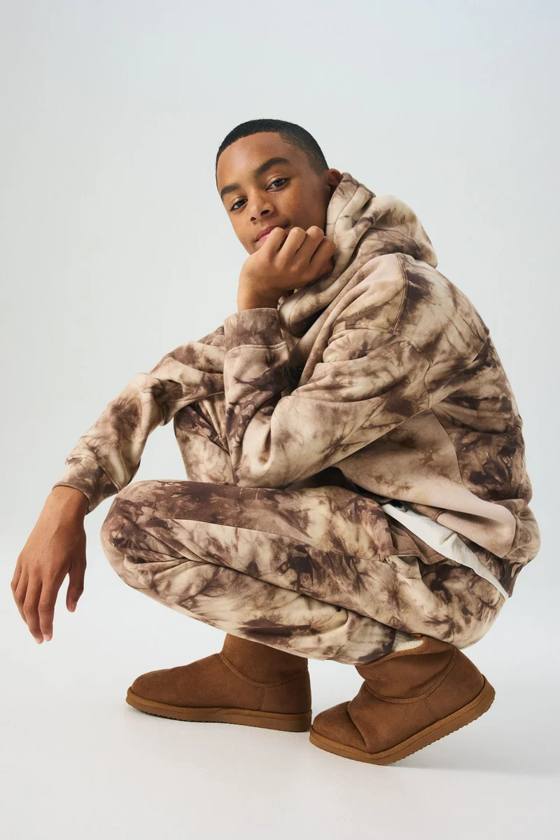 اتش اند ام بنطلون رياضي من نسيج سويت شيرت بطبعة