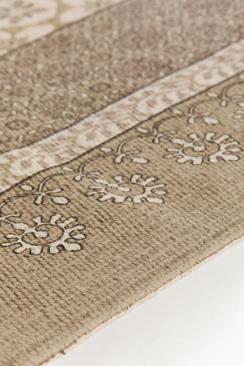 اتش اند ام سجادة منقوشة مع حواف بشراشيب