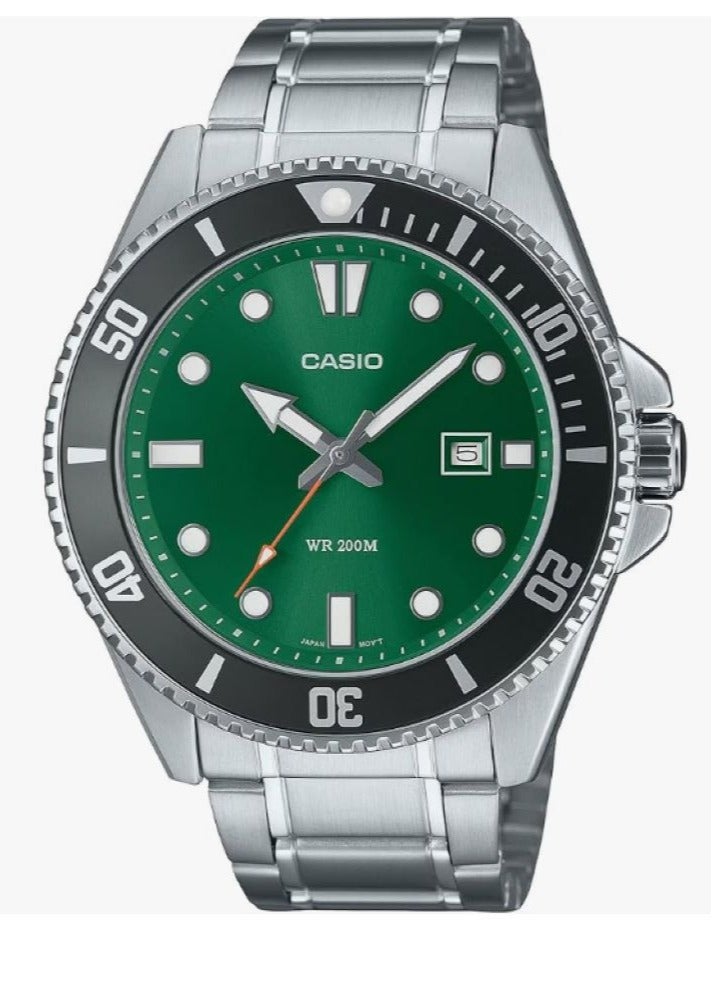 Casio men's watch with a modern and distinctive design, model MDV-107D-3A2VDF