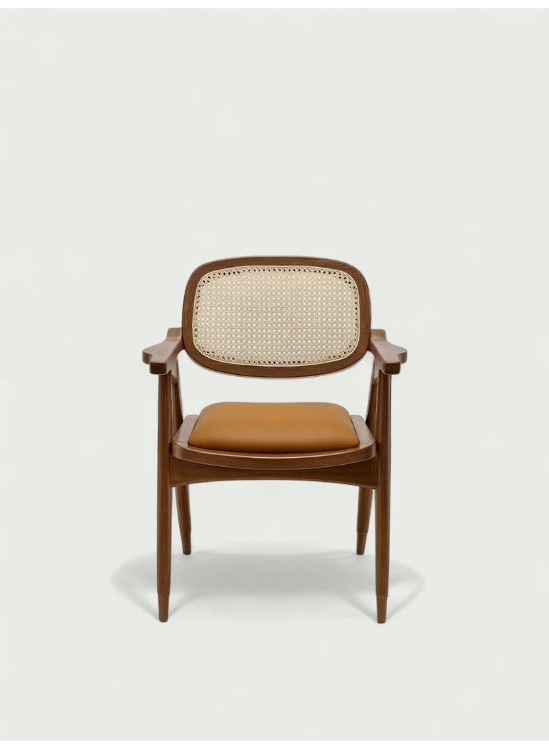 Goodwood كرسي بذراعين مصنوع يدويًا من خشب المانجو الصلب مع مسند ظهر من القصب الطبيعي ومقعد من الجلد الصناعي المبطن – تصميم فاخر مستوحى من منتصف القرن – مثالي لغرفة الطعام أو المكتب أو غرفة الجلوس – هيكل متين وتشطيب أنيق يوفر راحة وأناقة عالية - Image 3
