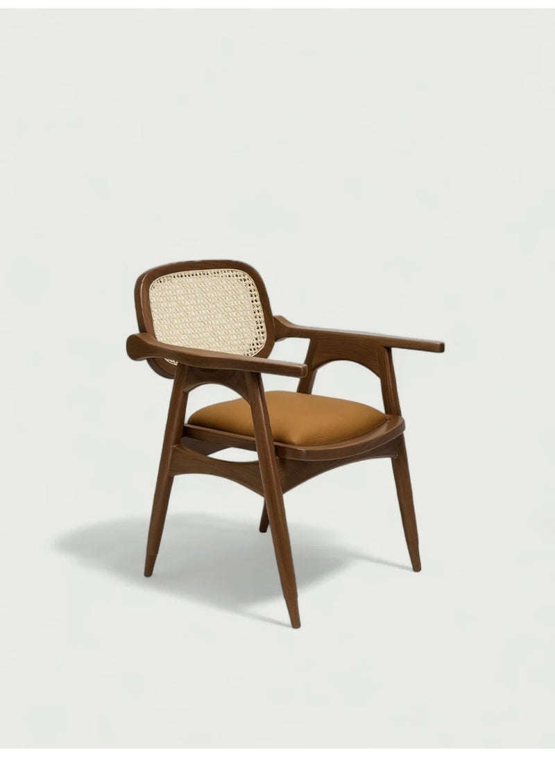 Goodwood كرسي بذراعين مصنوع يدويًا من خشب المانجو الصلب مع مسند ظهر من القصب الطبيعي ومقعد من الجلد الصناعي المبطن – تصميم فاخر مستوحى من منتصف القرن – مثالي لغرفة الطعام أو المكتب أو غرفة الجلوس – هيكل متين وتشطيب أنيق يوفر راحة وأناقة عالية - Image 4