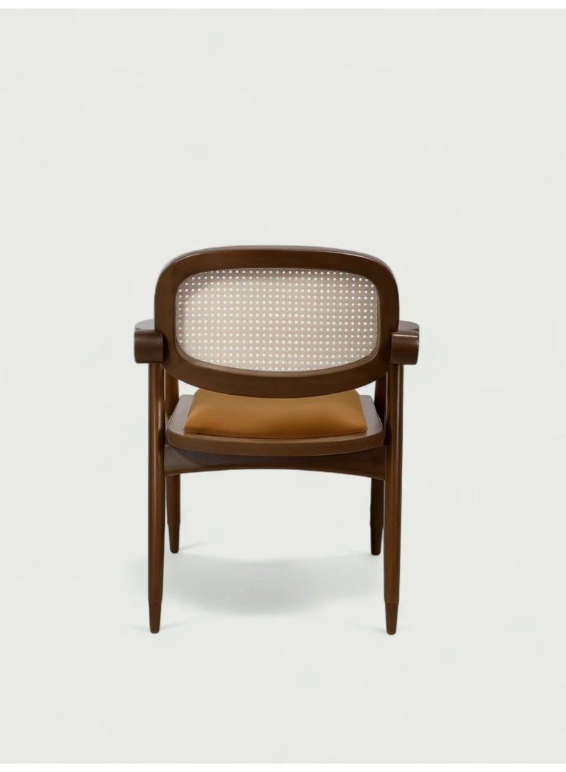 Goodwood كرسي بذراعين مصنوع يدويًا من خشب المانجو الصلب مع مسند ظهر من القصب الطبيعي ومقعد من الجلد الصناعي المبطن – تصميم فاخر مستوحى من منتصف القرن – مثالي لغرفة الطعام أو المكتب أو غرفة الجلوس – هيكل متين وتشطيب أنيق يوفر راحة وأناقة عالية - Image 2