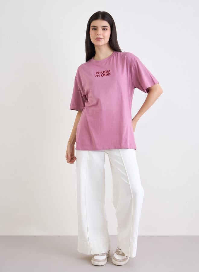 ستايلي تيشيرت فضفاض بتفاصيل مُطرزة - Image 2