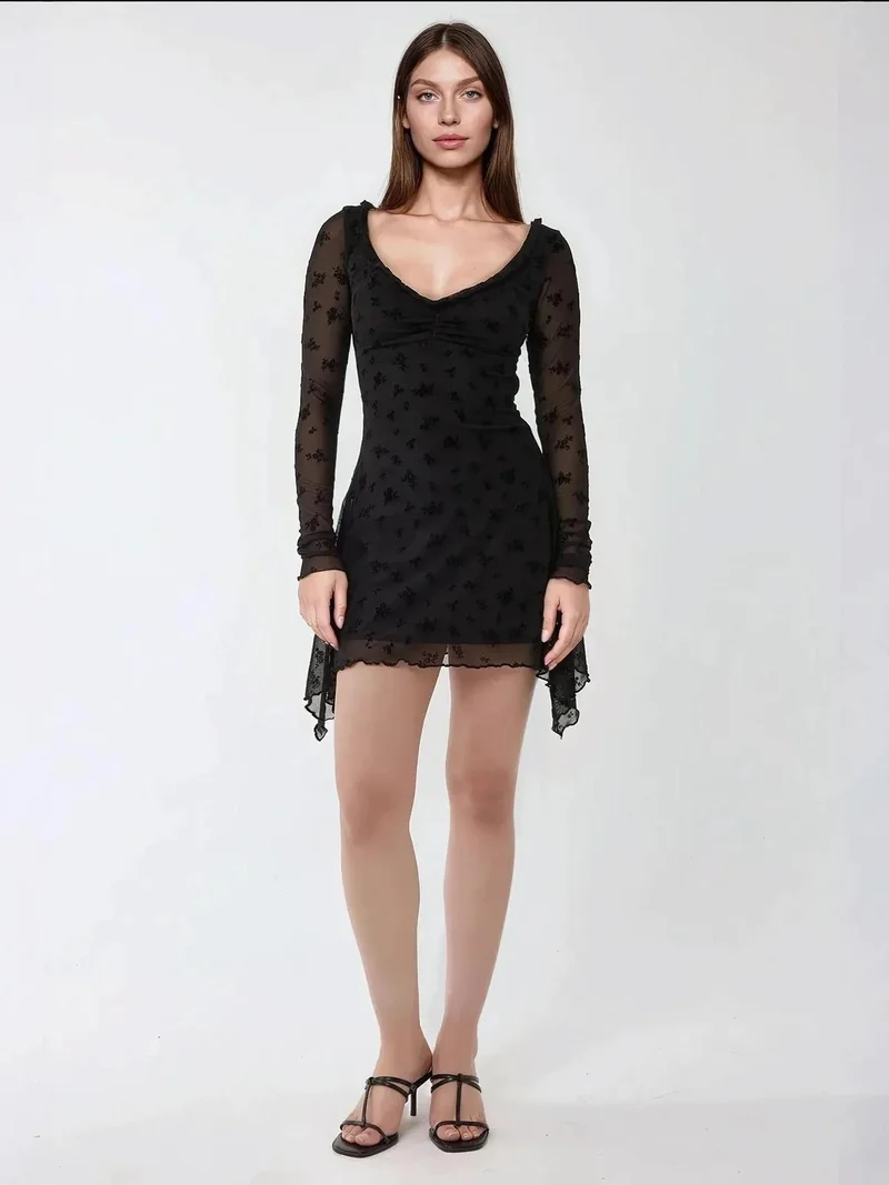 زوبعة فستان قصير ضيق بياقة على شكل حرف  بنقشة الزهور