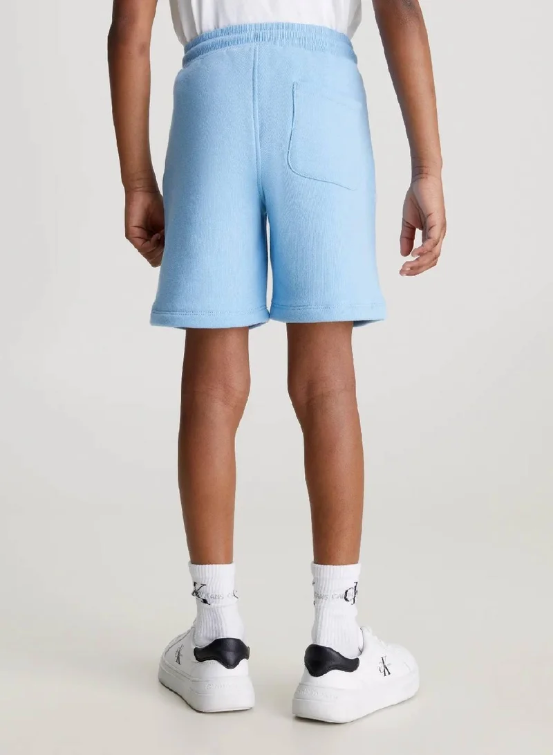 كالفن كلاين جينز شورت رياضي خفيف للركض من قماش تيري بقصة سليم مزين بشعار كلفن كلاين