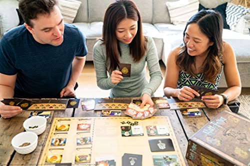 USAopoly لعبة بطاقات تعاونية لبناء الطوابق من هاري بوتر: معركة هوغوورتس | منتج مرخص رسميًا هدية رائعة لمحبي الفيلم فنون العمل لمدة 132 شهرًا إلى 1188 شهرًا - Image 3