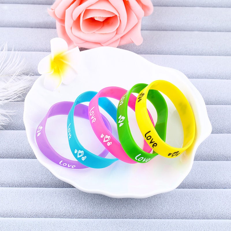💍 مجموعة ٢٠ سيليكون رياضي يد مزيج ألوان مع رسومات أحرف إنجليزية - Image 2
