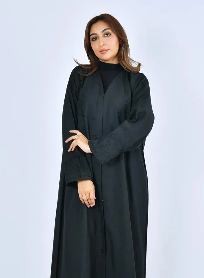 عبايات لمحة عباية سوداء عملية مغلقة بطقطق مزينة بتطريز انيق