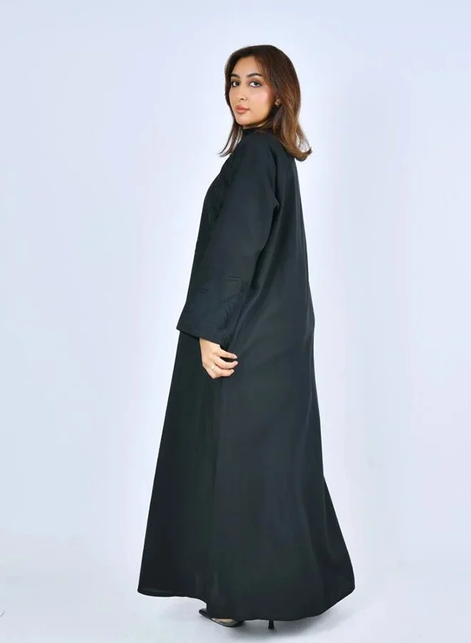 عبايات لمحة عباية سوداء عملية مغلقة بطقطق مزينة بتطريز انيق