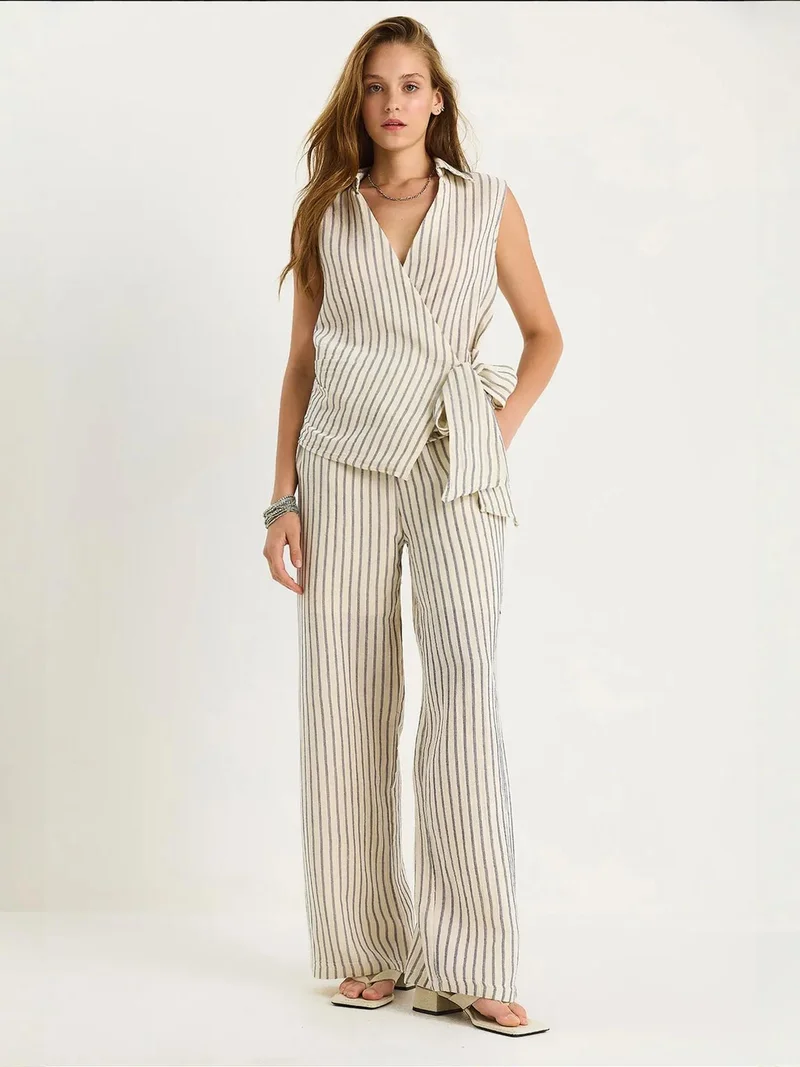 بيانكو لوتشي طقم نسائي مخطط بياقة على شكل حرف  وأزرار وخصر مرتفع وأرجل واسعة