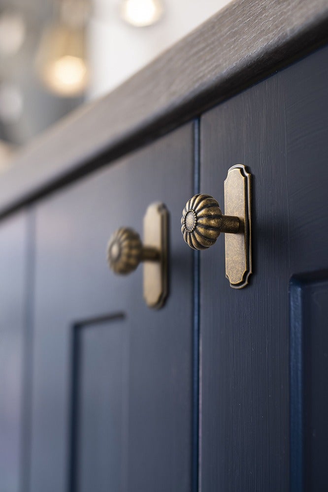 Goo-ki 6 عبوات من مقابض خزانة اليقطين النحاسية العتيقة - سبائك الزنك القديمة مع لوحة خلفية - درج 1.25 بوصة يسحب للمطبخ وخزانة الملابس - بدون بصمات الأصابع وسهلة التنظيف - عيد الهالوين ، ديكور المزرعة (بما في ذلك البراغي) - Image 3