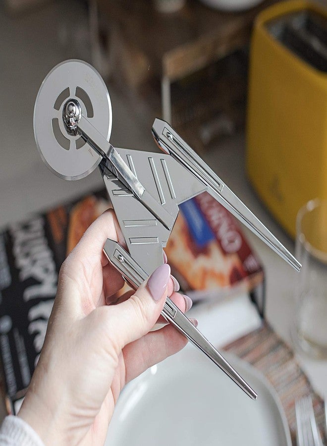 ستار تريك قطاعة بيتزا معدنية على شكل سفينة الفضاء كروسفيلد من مسلسل ستار تريك: ديسكفري | أدوات منزلية فاخرة، أداة مطبخ من الفولاذ المقاوم للصدأ | سهلة التقطيع والتنظيف | طولها 9 بوصات - Image 3