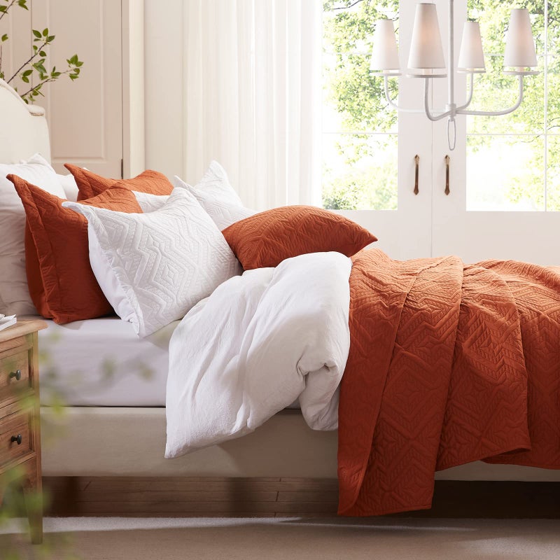 LEAONME طقم لحاف ليونمي كامل/ملكة 3 قطع، لحاف خفيف برتقالي محترق/صدأ - 90''x98''، لحاف صيفي ناعم من الألياف الدقيقة، طقم غطاء دافئ فاخر لجميع الفصول (يشمل 1 لحاف، 2 غطاء وسادة) - Image 3