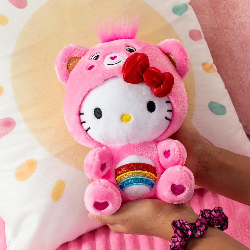 Care Bears كير بيرز هيلو كيتي مرتدية زي شير بير 8" دمية محشوة بحجم ممتع - ناعمة، قابلة للعناق Bestie! â€“ مناسبة للفتيات والفتيان، الموظفين، الجامعين، من عمر 4+ - Image 2