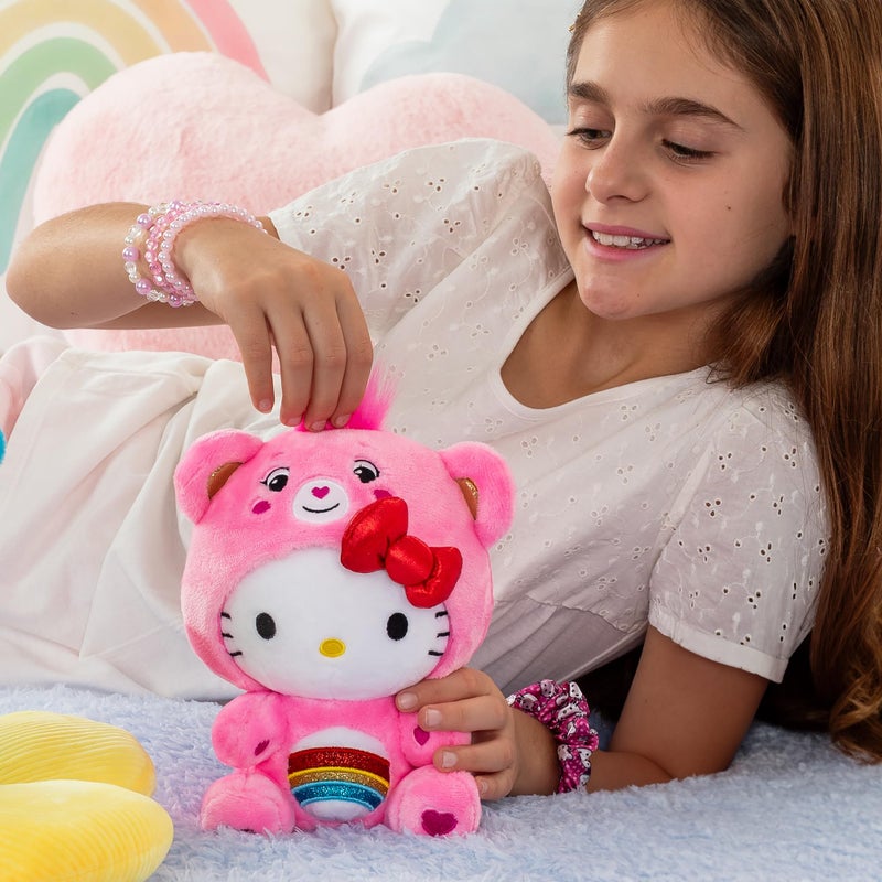 Care Bears كير بيرز هيلو كيتي مرتدية زي شير بير 8" دمية محشوة بحجم ممتع - ناعمة، قابلة للعناق Bestie! â€“ مناسبة للفتيات والفتيان، الموظفين، الجامعين، من عمر 4+ - Image 4