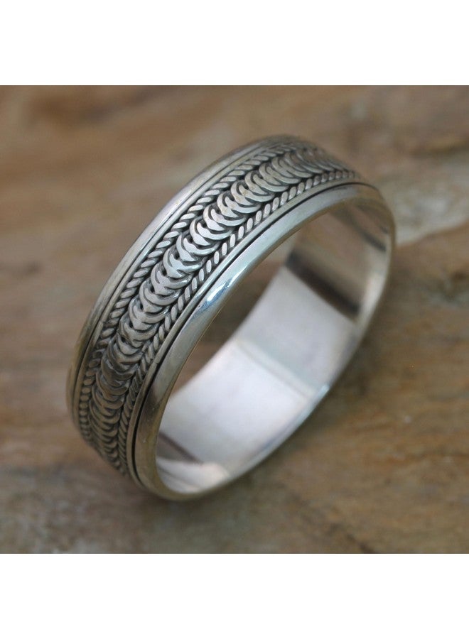 NOVICA خاتم التأمل الدوار المصنوع يدويًا من الفضة الإسترلينية .925 بدون حجر إندونيسيا [عرض الخاتم 7 مم] 'مسار اللانهاية' - Image 2