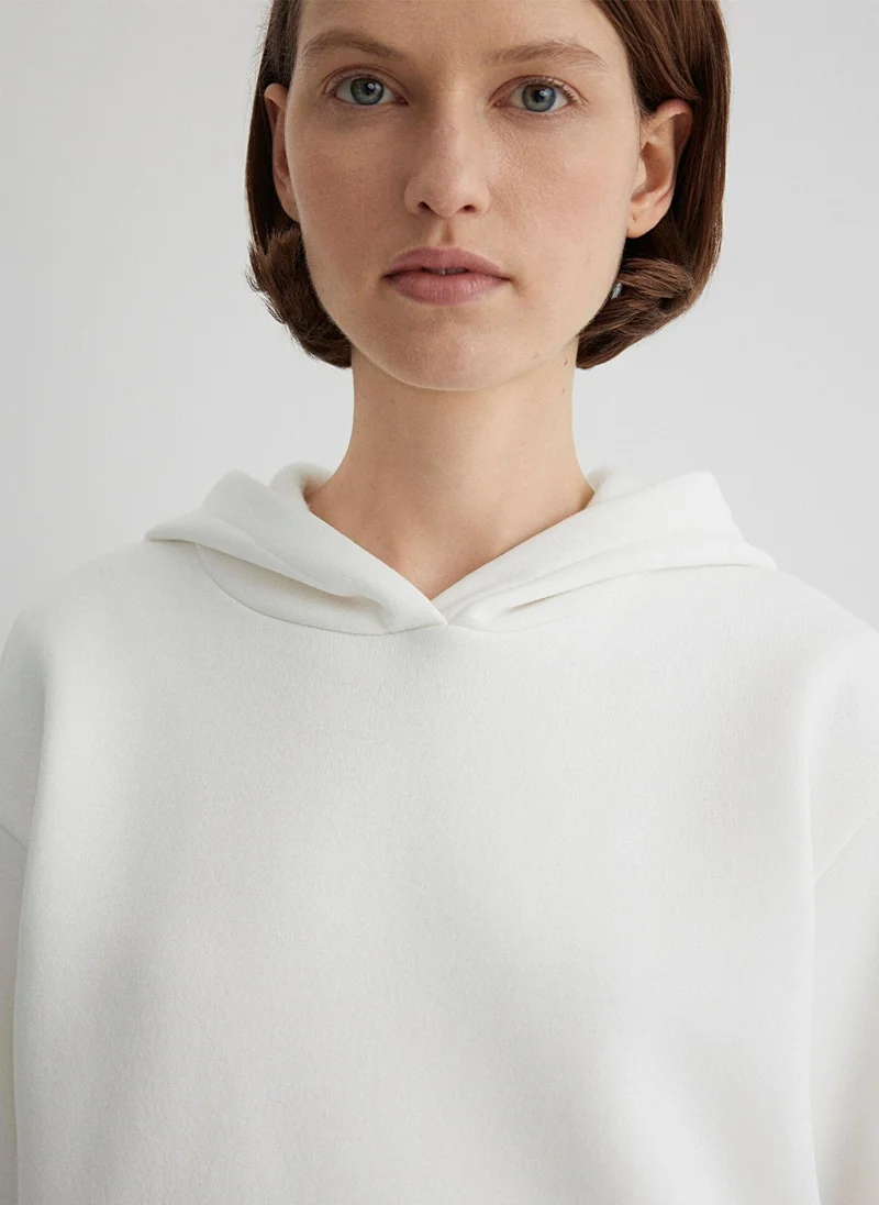 مافي بلوزة رياضية بيضاء بقلنسوة