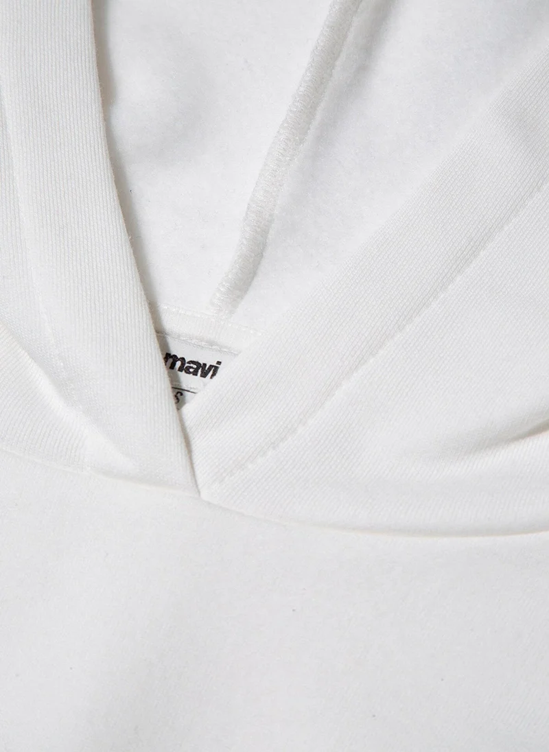 مافي بلوزة رياضية بيضاء بقلنسوة