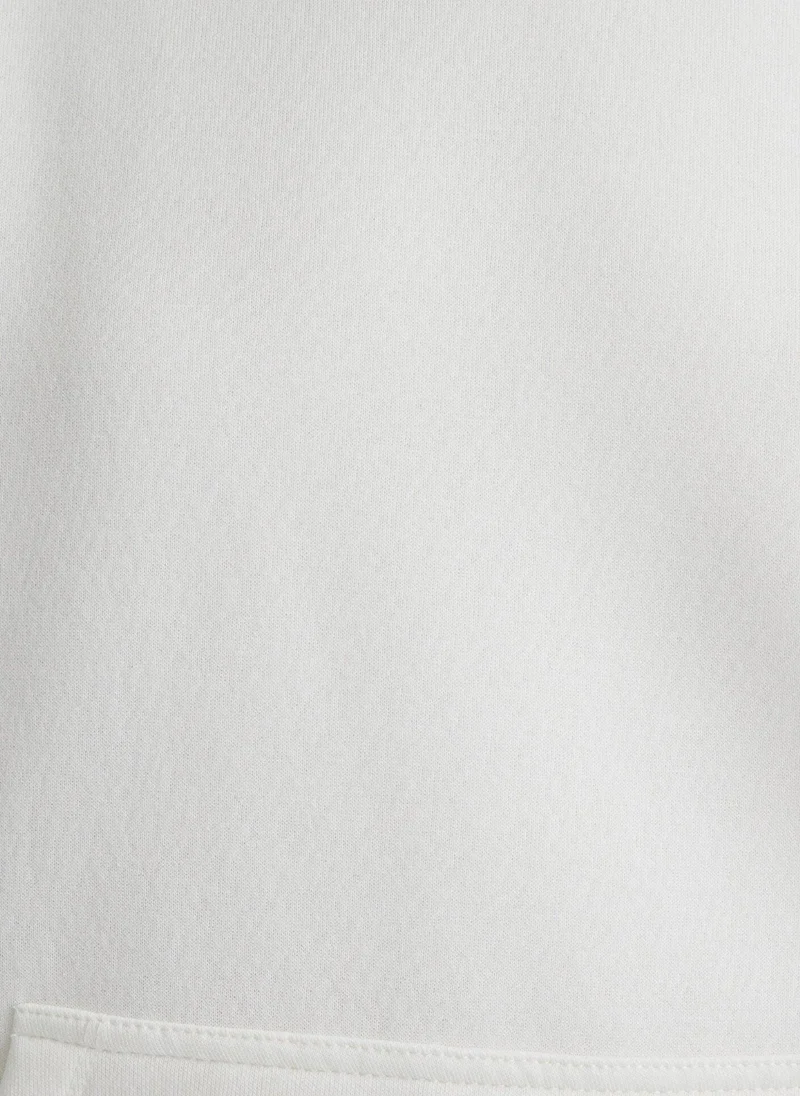 مافي بلوزة رياضية بيضاء بقلنسوة