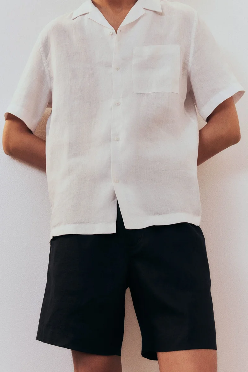 اتش اند ام قميص ريزورت من الكتان بقصّة عادية