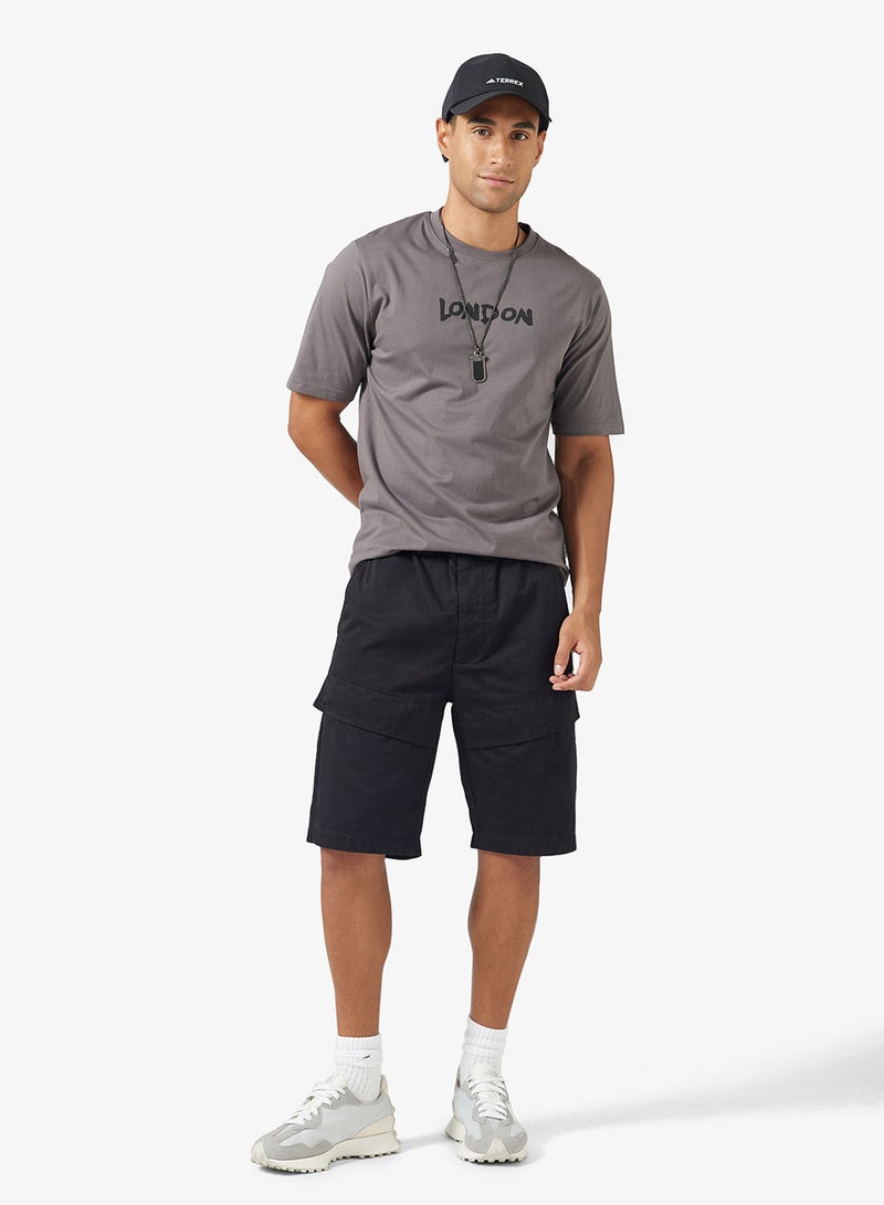 سفنتي فايف تيشيرت بطبعة جرافيك بقصة عادية - Image 4