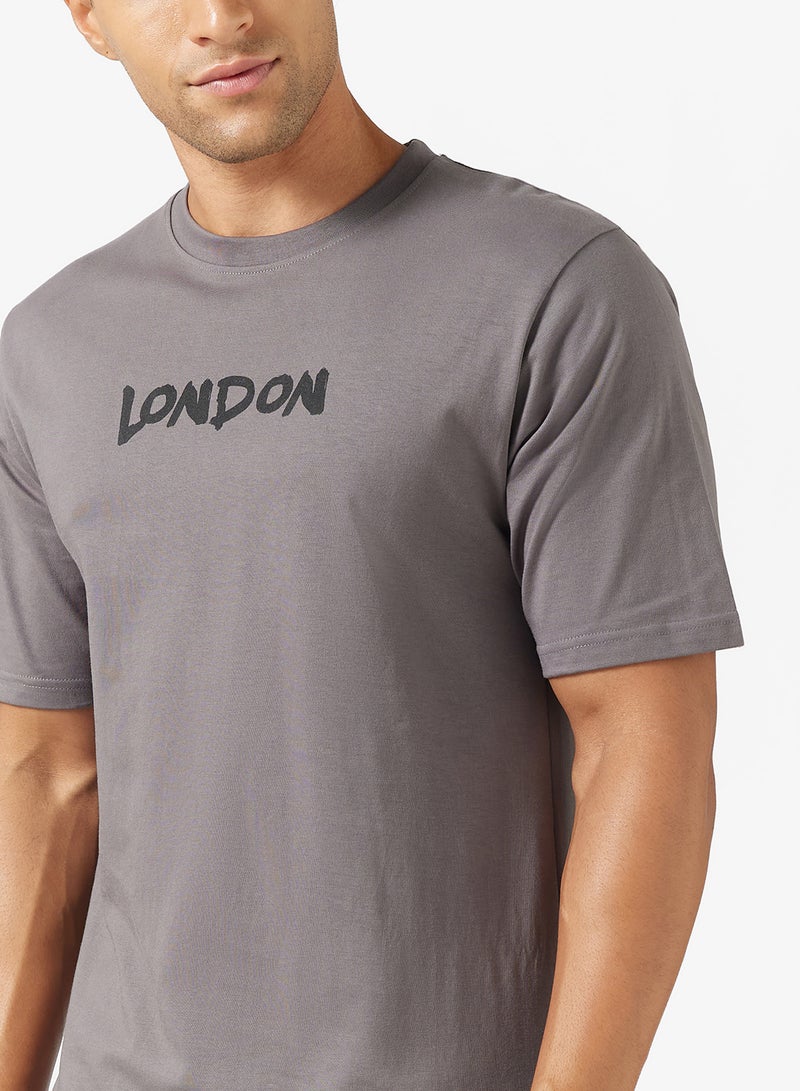 سفنتي فايف تيشيرت بطبعة جرافيك بقصة عادية - Image 3