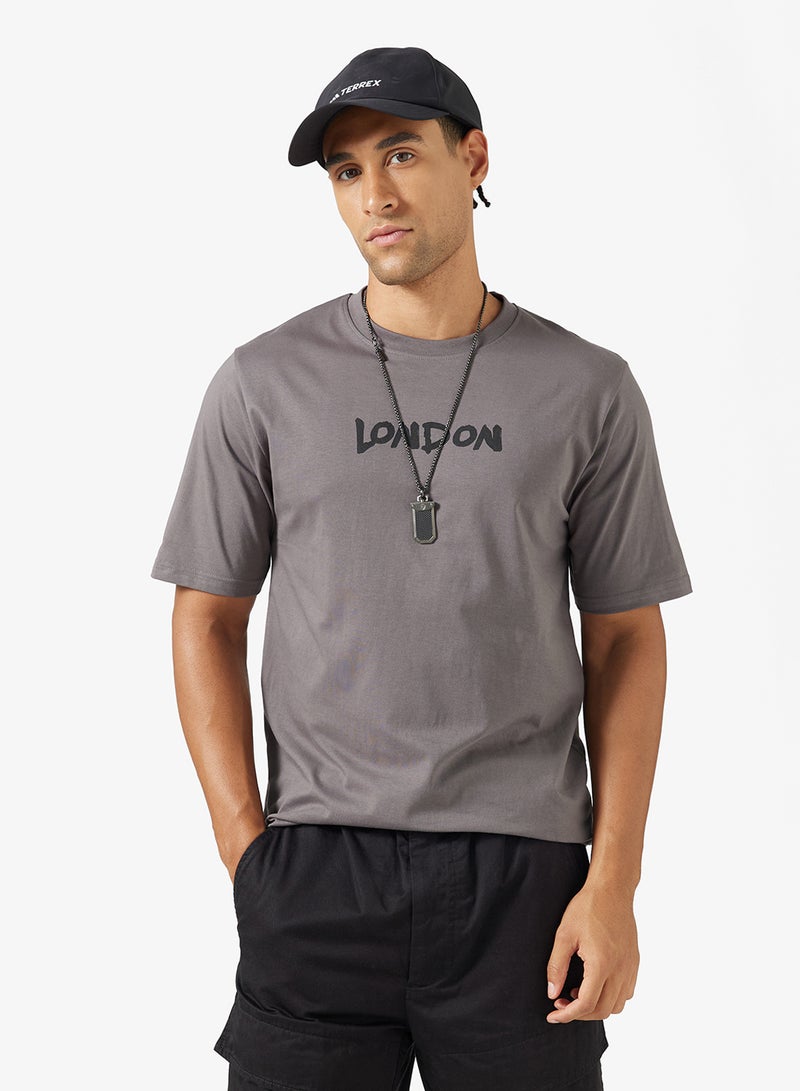 سفنتي فايف تيشيرت بطبعة جرافيك بقصة عادية - Image 2