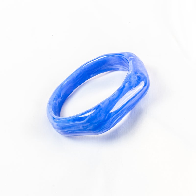 أسورة أكريليك باللون الأزرق الرخامي - Image 1