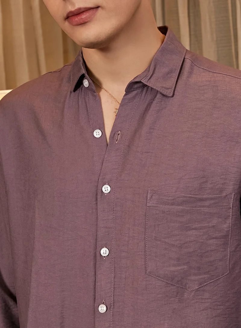 Campus Sutra Campus Sutra Men's Grape Purple Breezy Wrinked Relaxed Shirt For Casual Wear | Spread Collar | Long Cuffed Sleeves | Button Closure | Shirt Crafted With Comfort Fit For Everyday Wear