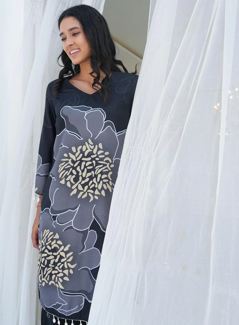  قصة طقم كورتا نسائي أسود فحم بطبعة جران دي فلورا