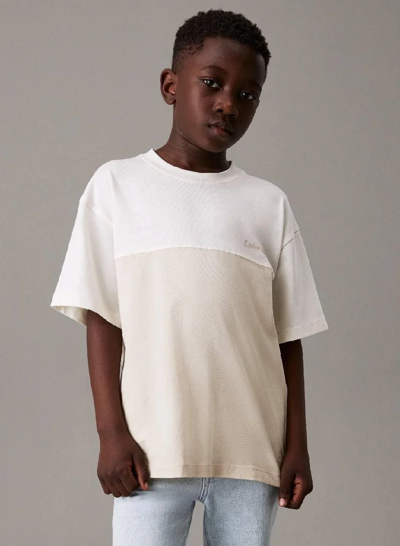 كالفن كلاين جينز تيشيرت من القطن المرن ببادج