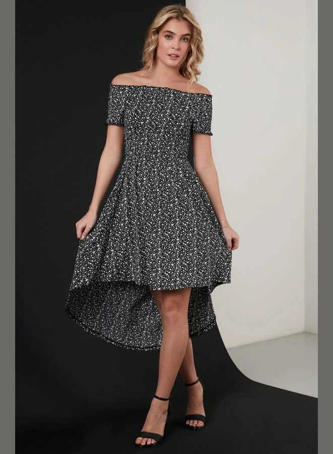 ليلا فستان كارمن نسائي بياقة قصيرة من الأمام وطويلة من الخلف بنقشة الزهور