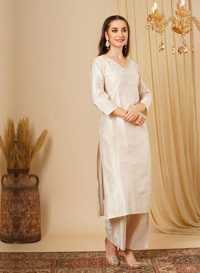 جلو باص مجموعة من بنطال بأرجل واسعة وكورتا منمقة بالترتر