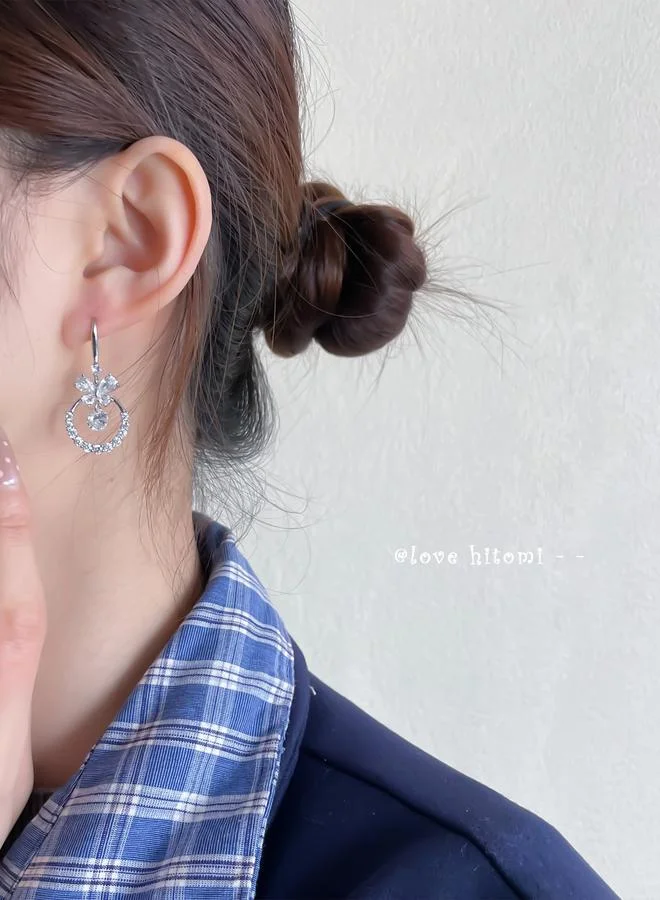 تايك تو أقراط دائرية مزينة بفراشة