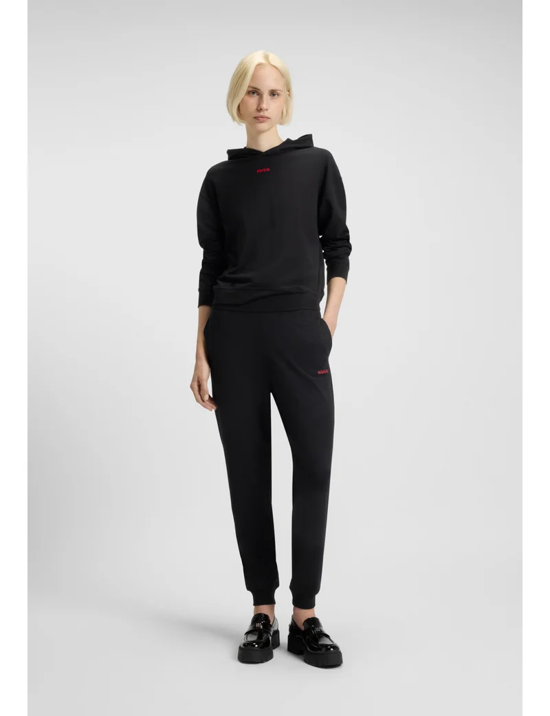 هوجو بنطلون رياضي بطبعة شعار من المودال القطني المطاطي