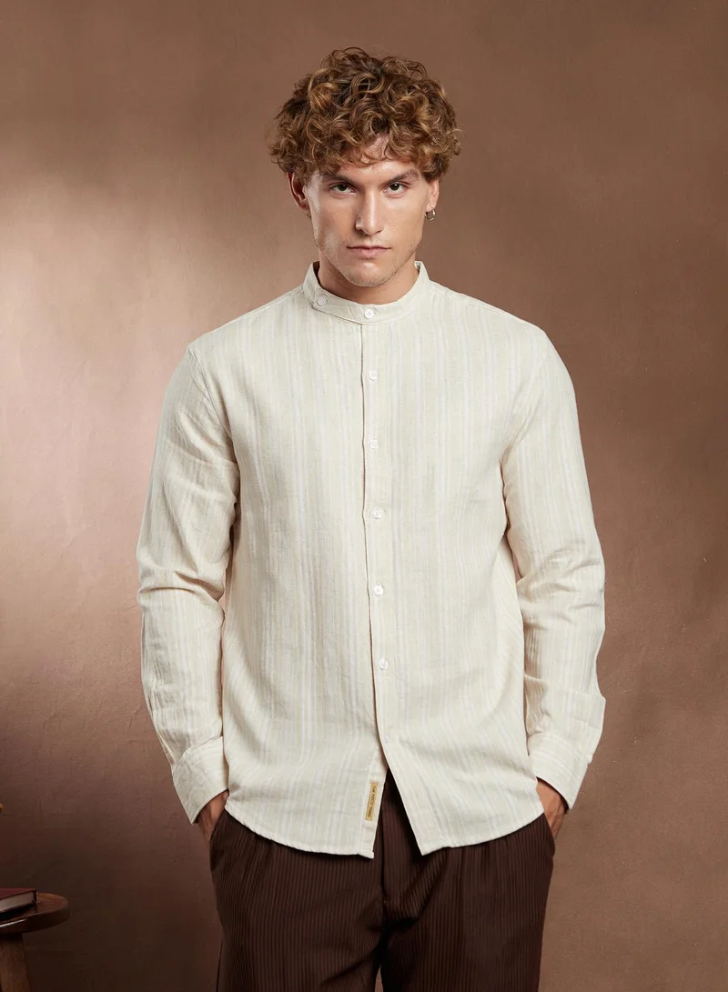 كامبوس سوترا قميص كامبس سوترا رجالي مخطط بيج وأوف وايت بياقة ممتدة للاستخدام الكاجوال