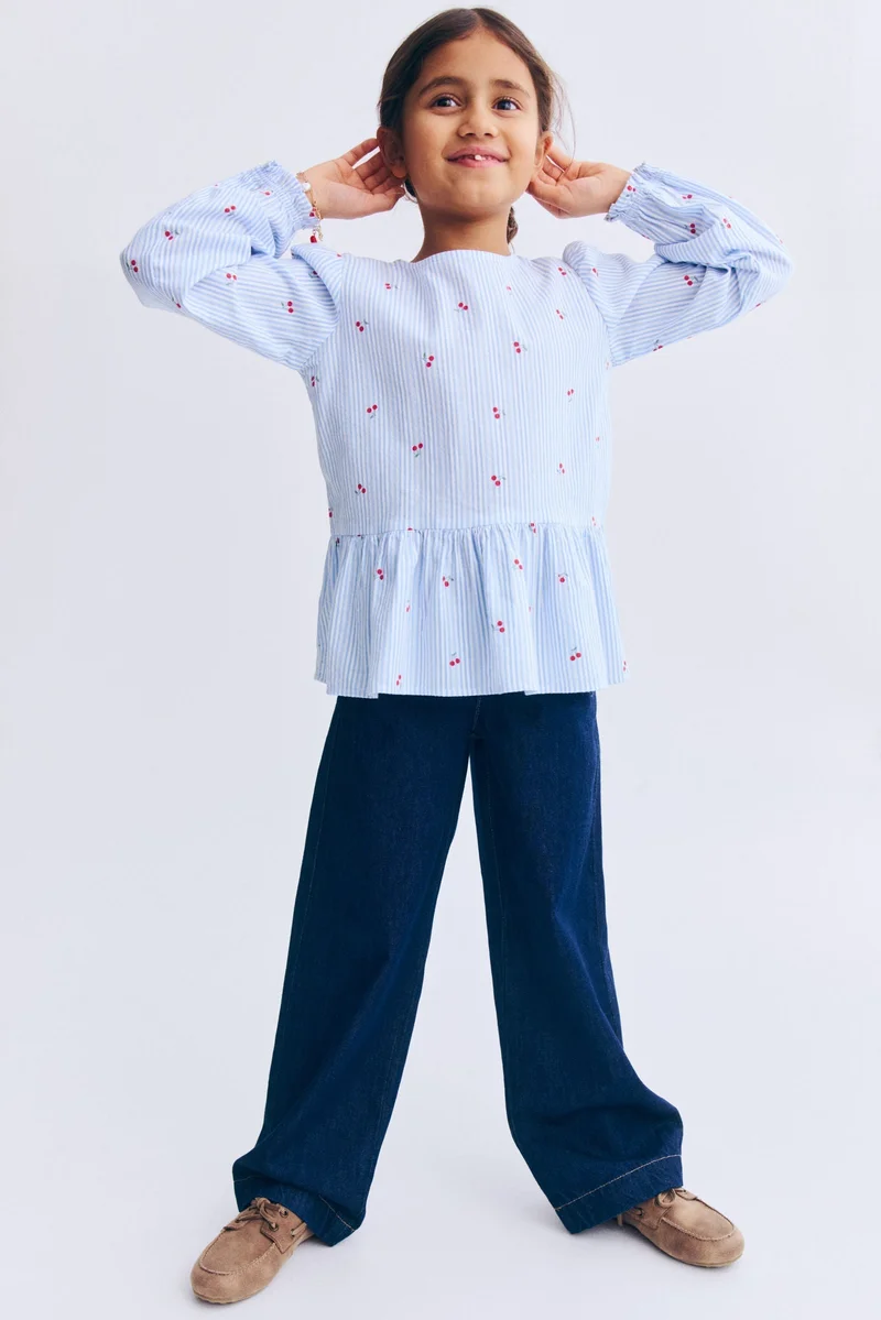 اتش اند ام بلوزة من قطن سيرساكر بحافة مموجة