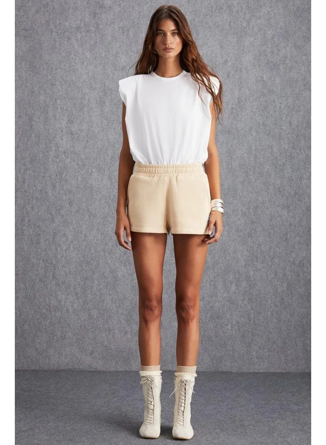 إتيكيت دانيكسا شورت نسائي كريمي قصير مزخرف بوسام ثلاث خيوط داخلية مشدودة.