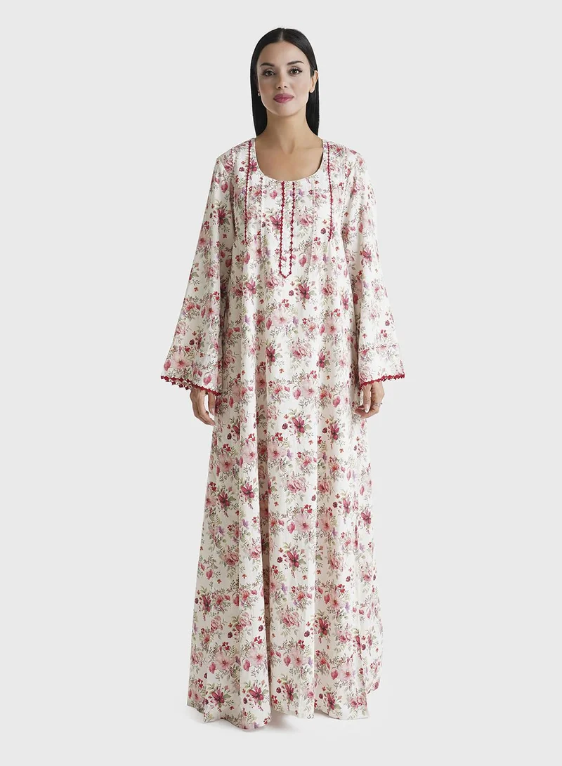 كشخة جلابية قطن ساتان بطبعة زهور ودانتيل كروشيه