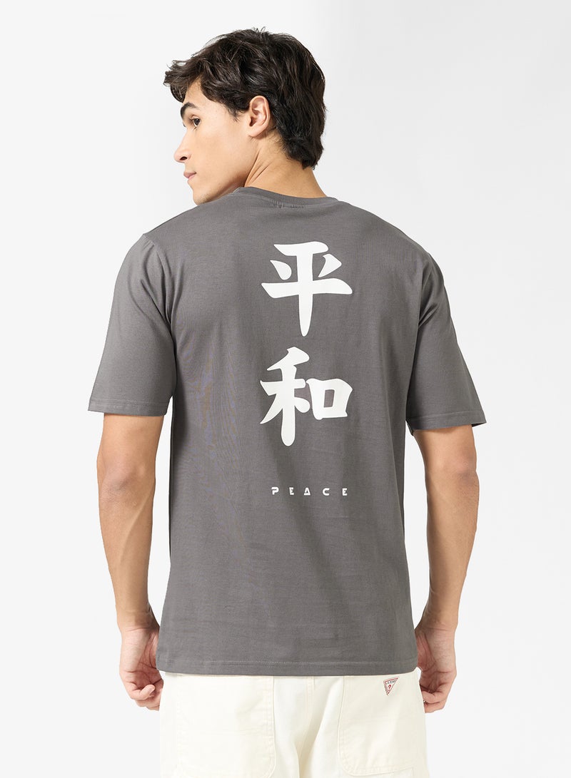 سفنتي فايف تيشيرت بطباعة جرافيك - Image 2