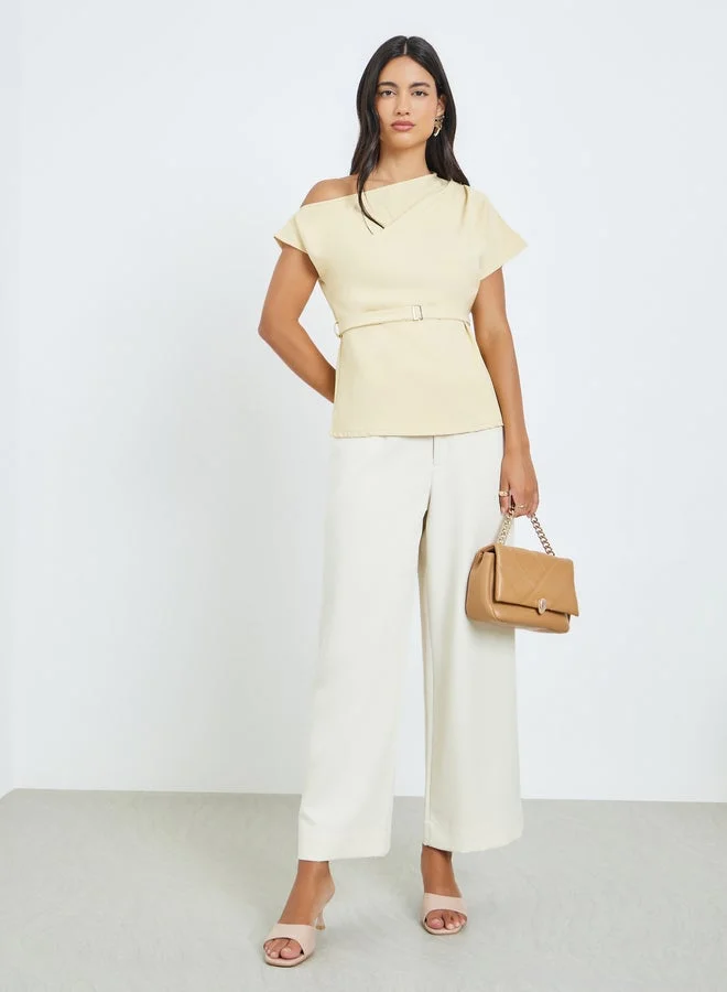 ستايلي بلوزة بكتف واحد ومزينة بحزام خصر