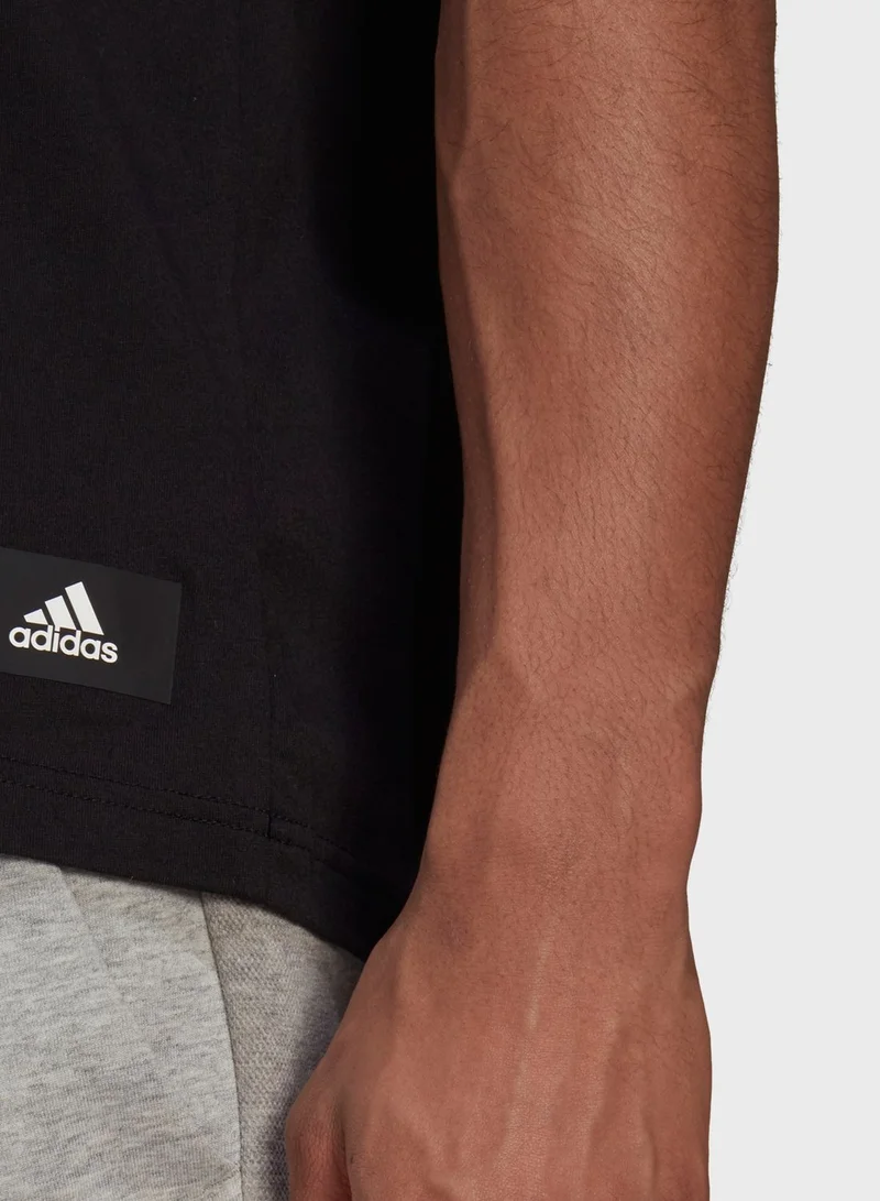 adidas تيشيرت بخطوط الماركة