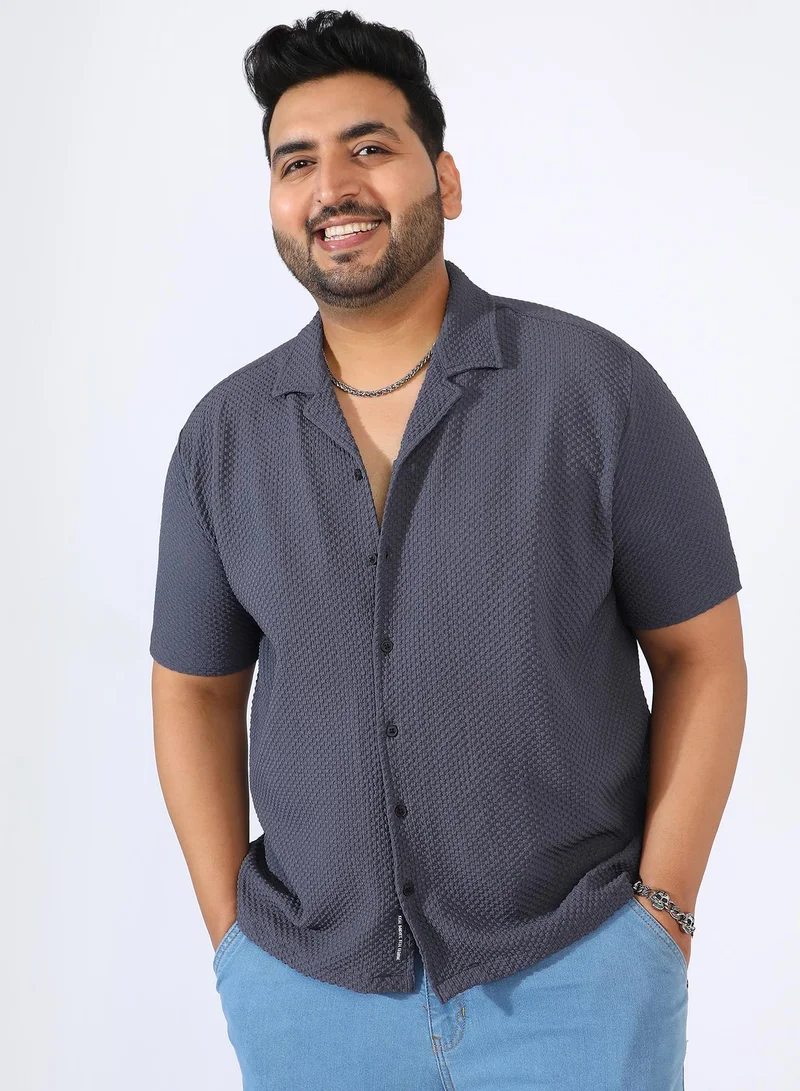 انستافاب بلس قميص رجالي باللون الرمادي الفحمي بتصميم ذاتي