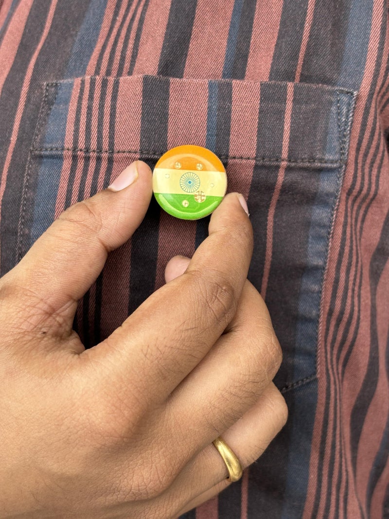 Salvus APP SOLUTIONS Round Tricolor Flag Brooch – Metal Lapel Pin Badge for Republic Day & Independence Day | Wear on Shirt, T-Shirt, Saree & Coat | Set of 2 (1x1 Inch, Multicolor) - Image 5