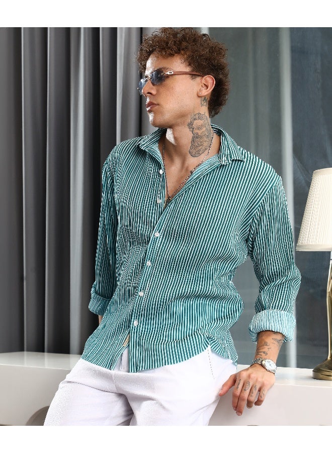 Campus Sutra Men's Forest Green & Powder White Pleat-Creased Shirt For Casual Wear | Spread Collar | Long Sleeve | Button Closure | Shirt Crafted With Comfort Fit For Everyday Wear - Image 3