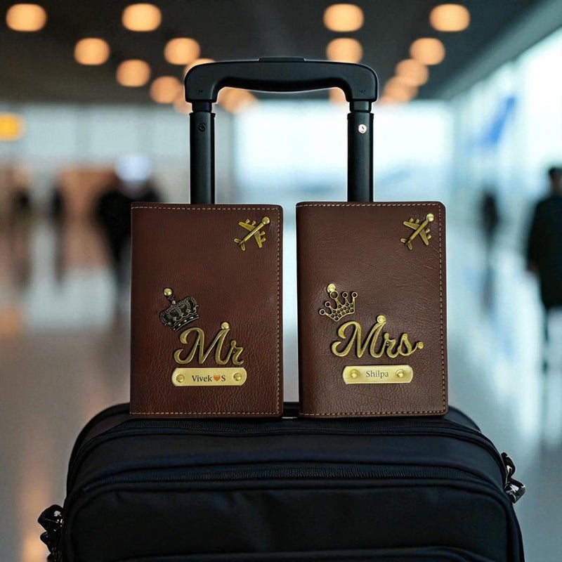 THE CUSTOMISED GIFT مجموعة غلاف جواز سفر مخصصة للسيد والسيدة، جلد بني، ملحقات سفر بتصميم طائرة وزخارف تاج - Image 3
