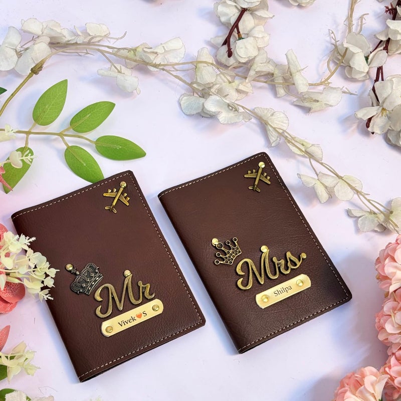 THE CUSTOMISED GIFT مجموعة غلاف جواز سفر مخصصة للسيد والسيدة، جلد بني، ملحقات سفر بتصميم طائرة وزخارف تاج - Image 4