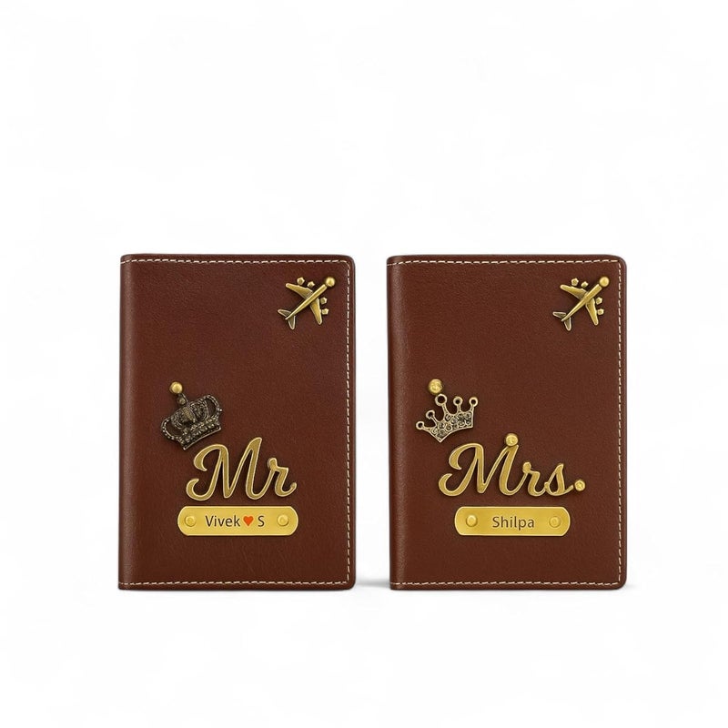 THE CUSTOMISED GIFT مجموعة غلاف جواز سفر مخصصة للسيد والسيدة، جلد بني، ملحقات سفر بتصميم طائرة وزخارف تاج - Image 1