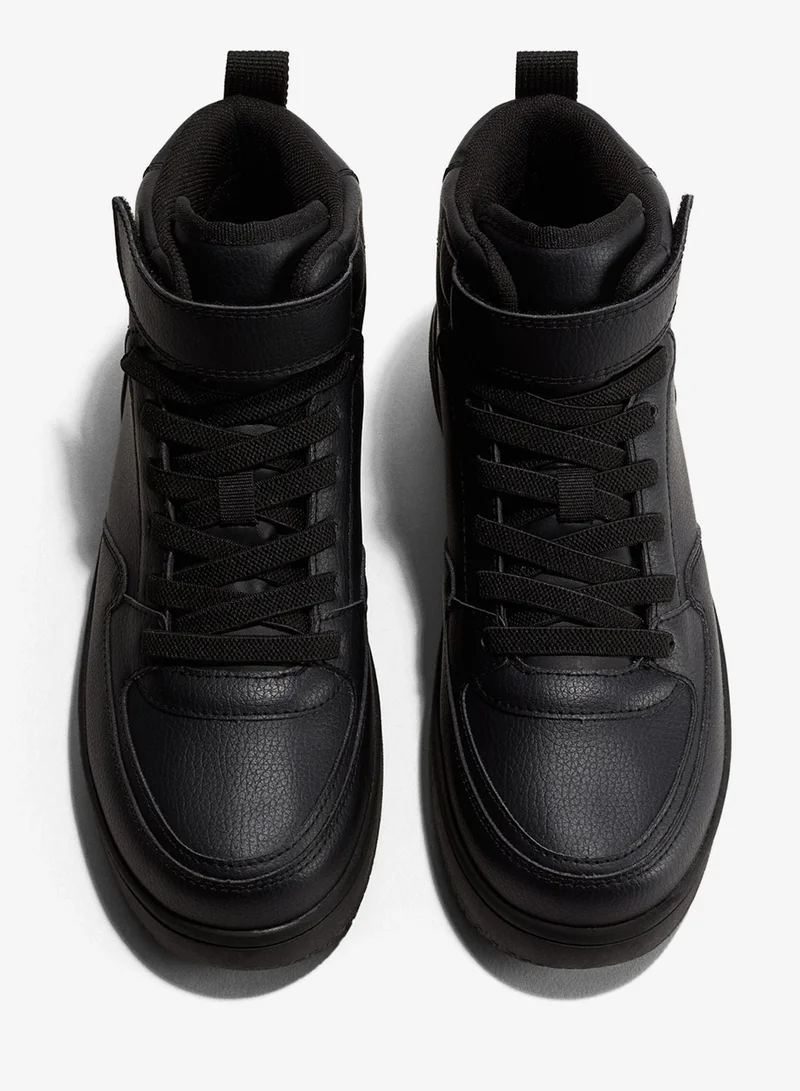 اتش اند ام حذاء رياضي بحافة علوية مرتفعة مقاوم للماء